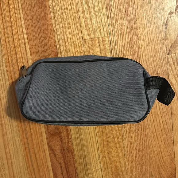 TAG Carry On Computer Duffle Travel Bag Gray Adjustable Strap Lightweight - Picture 7 of 8